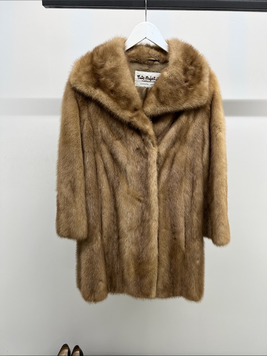 Jackets & Blazers - Classic Women’s Fur Coat in Light Brown